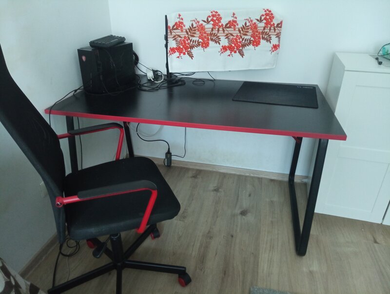 Vand birou si scaun gaming